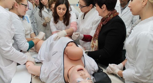 Студенты-медики Крымского федерального университета осваивают новые симуляторы