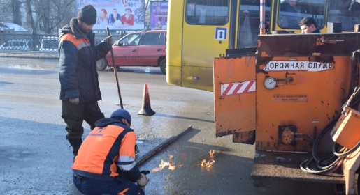 Симферопольские дорожники вышли на ремонт проезжей части – самые большие ямы обещают устранить за две недели (ФОТО)