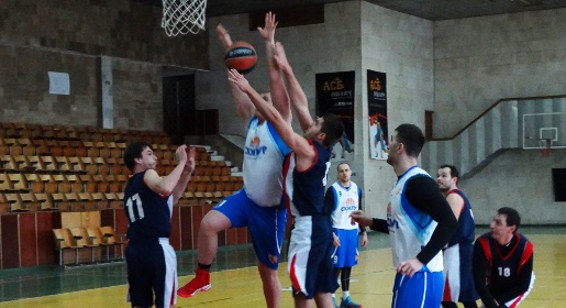Участники из Ялты и Керчи продолжают возглавлять два дивизиона чемпионата Крыма по баскетболу среди мужских команд (ФОТО)