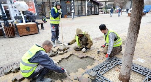 Подрядчик реконструкции центральных улиц Симферополя приступил к замене плитки на трех участках (ФОТО)