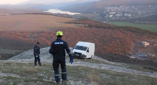 Бахчисарайские спасатели сняли «Газель» со скалы (ФОТО)