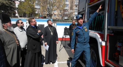 Симферопольские священнослужители отработали навыки пожаротушения (ФОТО, ВИДЕО)