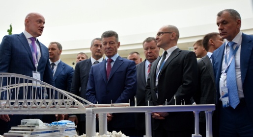 Козак и Кириенко ознакомились с выставкой инвестиционного потенциала Крыма на ЯМЭФ (ФОТО)