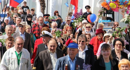 Ялтинцы отметили Первомай праздничной демонстрацией на главной улице города (ФОТО)
