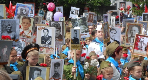 Шествие 45-тысячного «Бессмертного полка» завершило парад Победы в Симферополе (ФОТО, ВИДЕО)