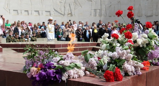 Более 6 тысяч ялтинцев пришли на митинг к мемориалу Холм Славы в честь очередной годовщины Великой Победы (ФОТО, ВИДЕО)