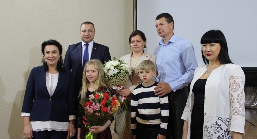 Дети из керченской многодетной семьи получили в дар от Крымской госфилармонии музыкальные инструменты (ФОТО)