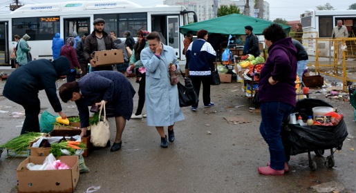 Власти Симферополя обязали «Метроград» убрать стихийщиков, машины и мусор на месте снесенного микрорынка (ФОТО)