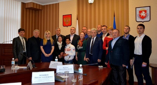 Аксёнов наградил крымских призёров Всероссийских соревнований по лёгкой атлетике и плаванию (ФОТО)