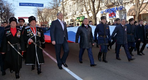 В Симферополе прошло праздничное шествие, посвященное годовщине общекрымского референдума
