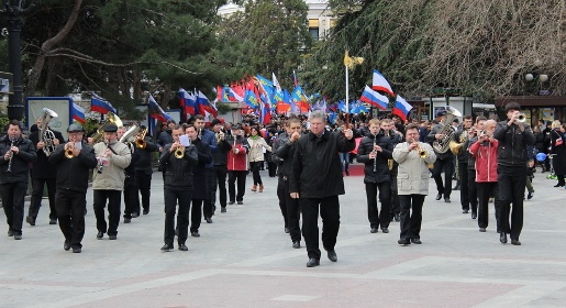 Ялтинцы отметили вторую годовщину воссоединения Крыма с Россией шествием по набережной и митингом (ФОТО)