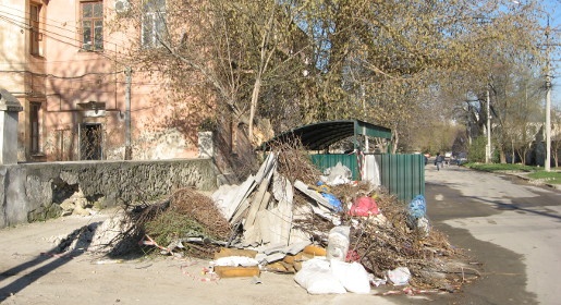 Жильцы дома в Симферополе просят убрать мусорные контейнеры, поставленные им под окна на время ремонта дороги (ФОТО)