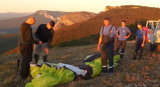  Крымские спасатели сняли с дерева упавшего парапланериста (ФОТО)
