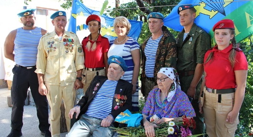 Празднование Дня ВДВ в Алуштинском регионе началось с чествования старейшего в Крыму десантника (ФОТО)