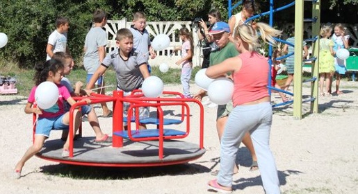 Меценаты подарили детскую площадку жителям села под Севастополем