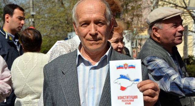 Мининформ Крыма бесплатно раздал около 3 тыс экземпляров Конституции республики (ФОТО)