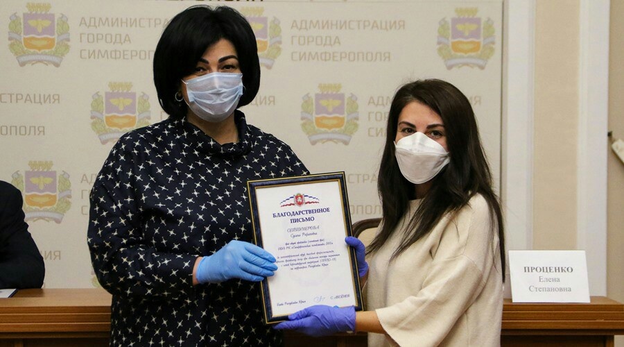 Власти Симферополя наградили медиков за борьбу с COVID