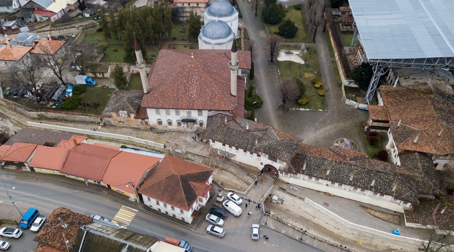 Аксёнов приехал проверить состояние Ханского дворца после повреждения одного из корпусов