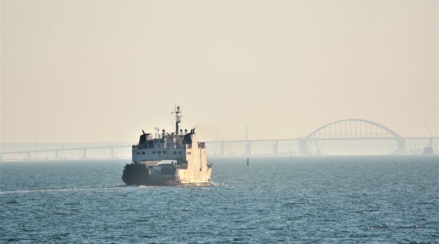 Экипаж судна в Керченском проливе эвакуируют из-за пищевого отравления