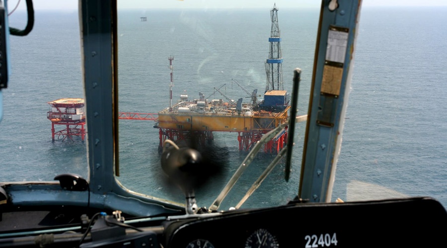 Попавшие под удар ВСУ буровые платформы в Черном море охраняют военные