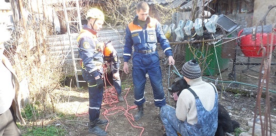 Сотрудники МЧС спасли в Бахчисарае упавшего в десятиметровый колодец пса