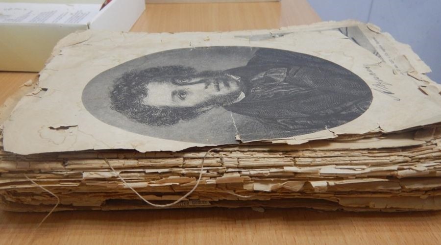 Россиянин пытался незаконно вывезти из Крыма старинную книгу с произведениями Пушкина