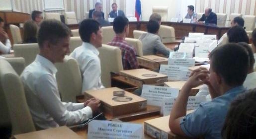 Поступившим в ведущие российские технические вузы крымчанам подарили санкционные американские ноутбуки (ФОТО)