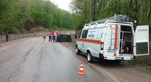 Крымские спасатели извлекли двух пострадавших из опрокинутого автомобиля на судакской трассе