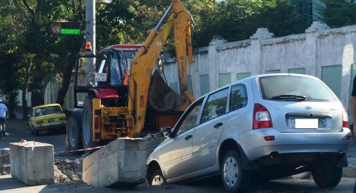 Керченский водоканал вырыл яму для автомобиля «Лада Калина»