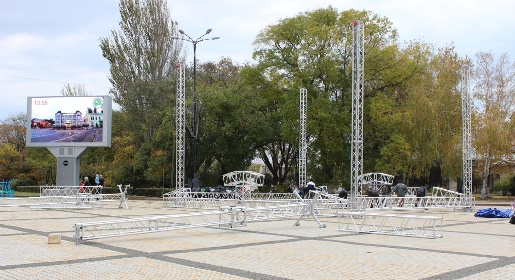 Сцена для городских мероприятий приехала из Нижнего Новгорода в Керчь