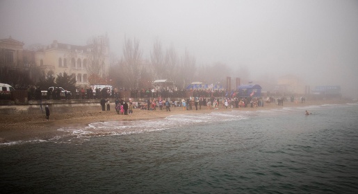Около 250 крымчан приняли участие в зимнем заплыве в Феодосии