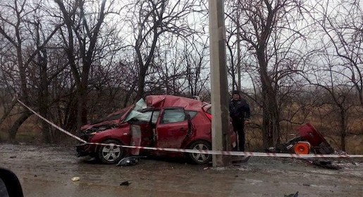 Иномарка слетела с дороги и разбилась на Евпаторийском шоссе (ФОТО)