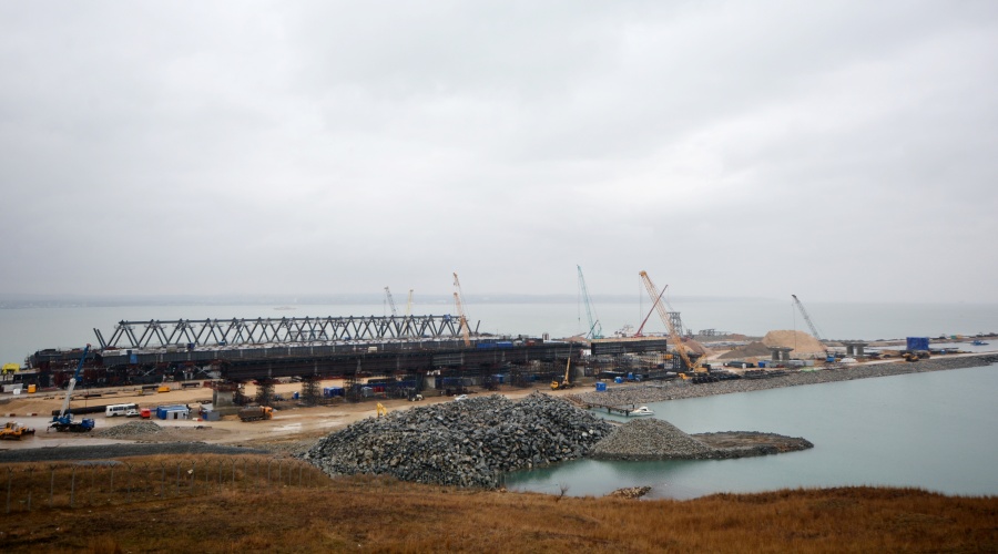 Строители продолжают подготовку к монтажу арок судоходных пролётов Крымского моста (ФОТОРЕПОРТАЖ)