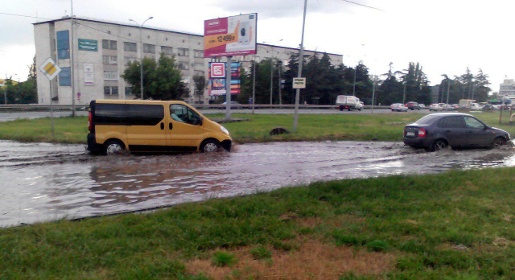 Сильный ливень парализовал движение в Симферополе (ФОТО, ВИДЕО)