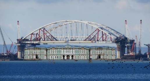 Зимний дворец с лёгкостью поместился под арками Крымского моста