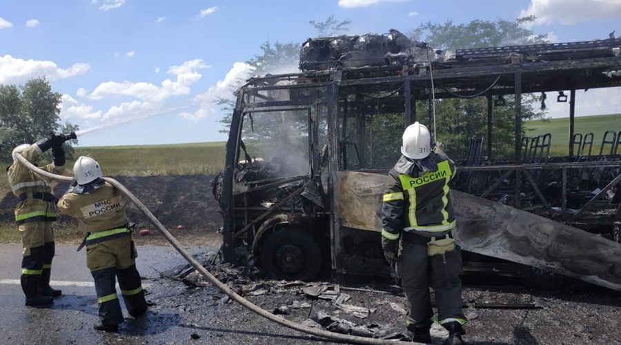 Автобус сгорел на трассе у Гвардейского под Симферополем