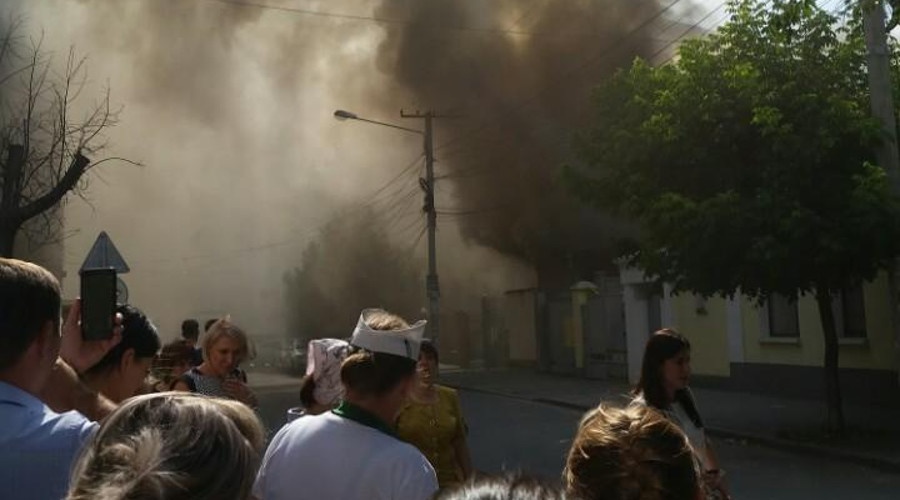Спасатели потушили горевший рядом с крымским Арбитражным судом гараж