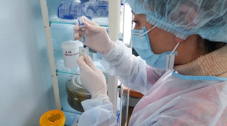 Около 1,3% беременных на поздних сроках привились от коронавируса в Крыму