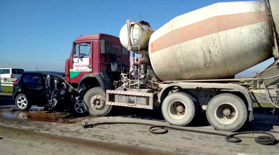 Лобовое столкновение легковушки и грузовика произошло на востоке Крыма
