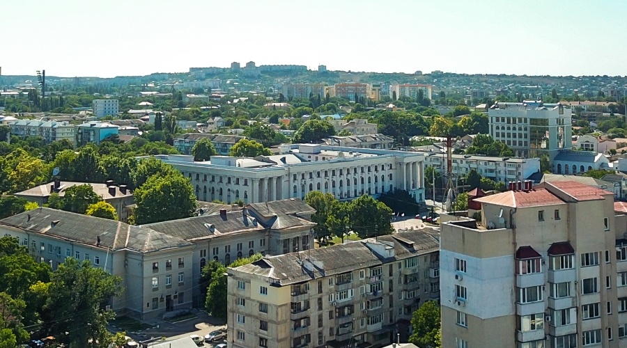 Аксёнов попросил силовиков проверить подрядчиков ремонта дворов в Симферополе