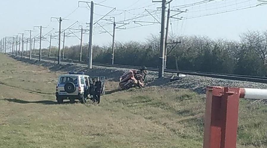 Водитель ВАЗ пострадал в Крыму при столкновении с электропоездом