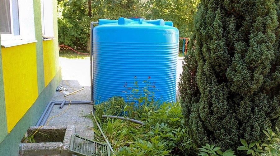 Установка баков для воды в школах и детсадах Симферополя завершится до конца недели