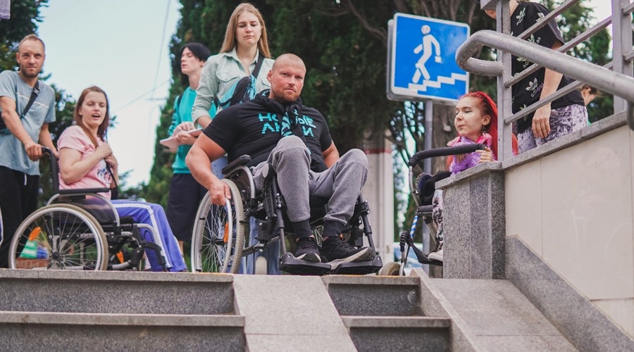 Спортсмен-инвалид  проверил крымские города на доступность среды