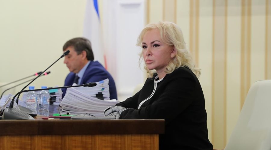 Сенатор от исполнительной власти Крыма отчиталась о деятельности за осеннюю сессию