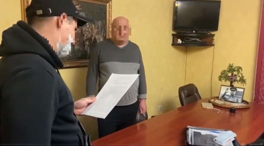 ФСБ и МВД задержали двух уголовников за вымогательство у симферопольца 10 земельных участков