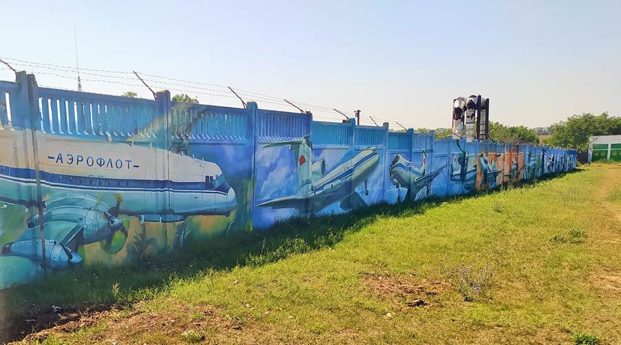Огромное граффити с самолетами появилось в аэропорту Симферополь