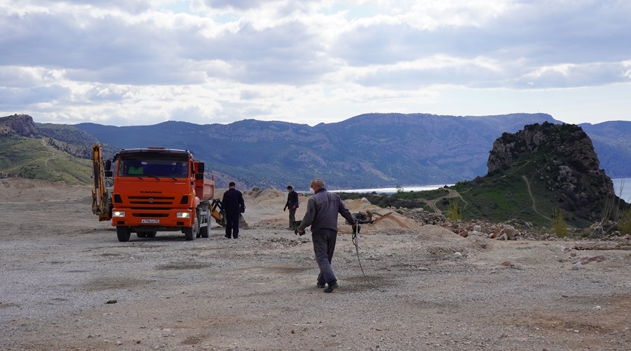Рабочие Балаклавского рудоуправления убрали мусор у Псилерахского карьера