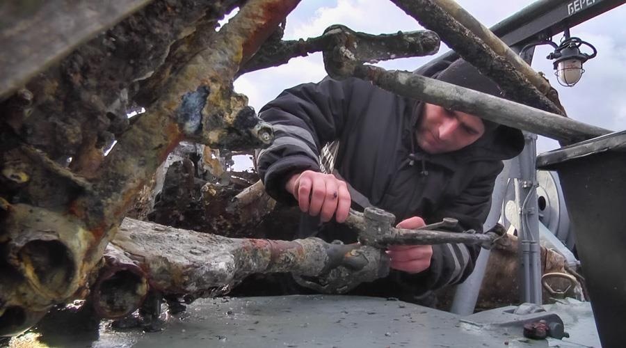 Спасатели Черноморского флота подняли со дна моря фрагменты советского бомбардировщика