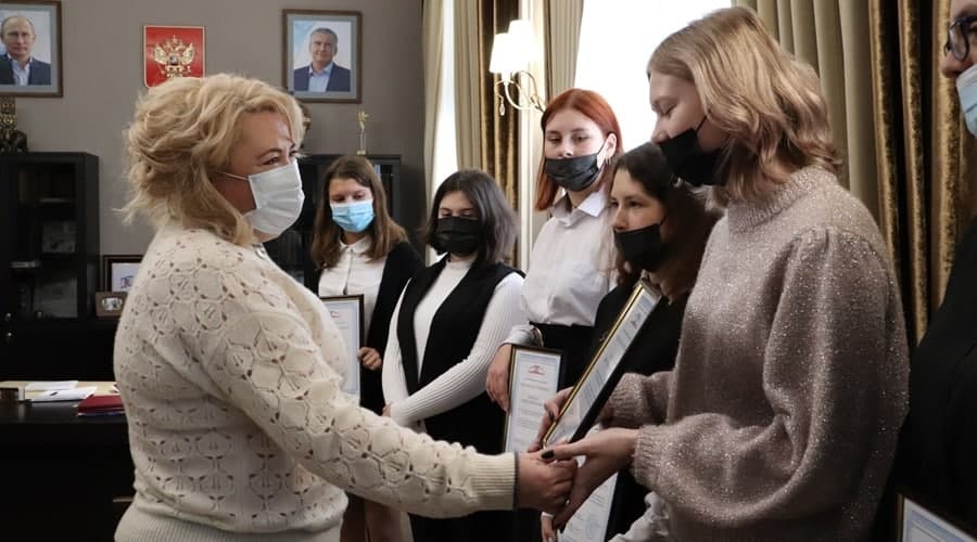 Руководители Ялты вручили школьникам сертификаты на получение стипендии Совмина Крыма
