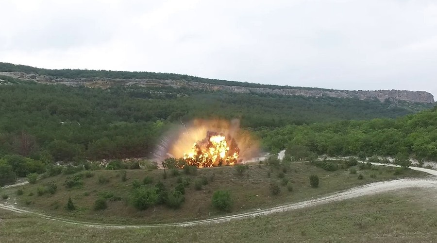 Пиротехники уничтожили семь авиабомб в Севастополе